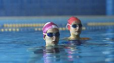 Jenny with Flavia (Chiara Romano): "I spent a lot of time with the girls who do synchronized swimming."